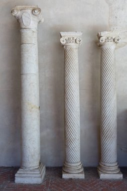 Mantua Ducal Sarayı içinde üç antik mimari sütun.