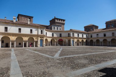 Mantua - Lombardy, İtalya - Piazza Castello mimari görünüm: iç Colonnade.