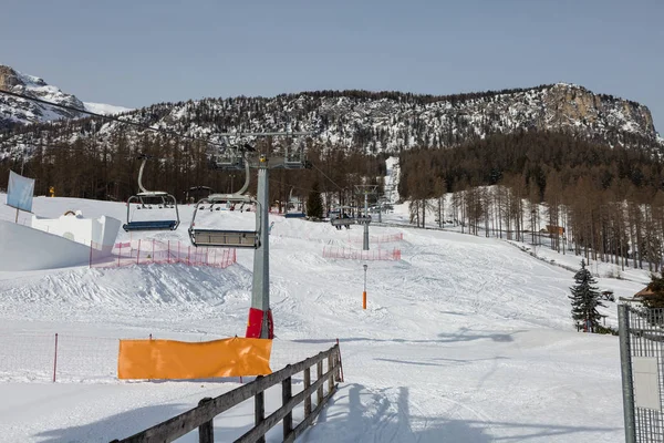 Modern Üléses Sífelvonó Olasz Dolomitok Alpokban Téli Napon — Stock Fotó