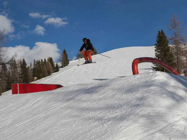 Snowboarder Akcióban Ugrás Hegy Snowpark — Stock Fotó