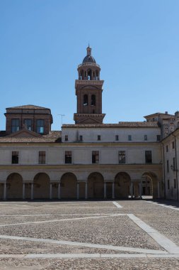 Mantua - Lombardy, İtalya - Piazza Castello mimari görünüm: iç Colonnade.