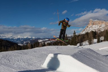 Kayakçı eylem: kayak dağ Snowpark atlama.