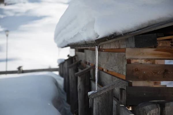 Buz Baraj Karlı Kış Sırasında Ahşap Çatı Üzerinde — Stok fotoğraf