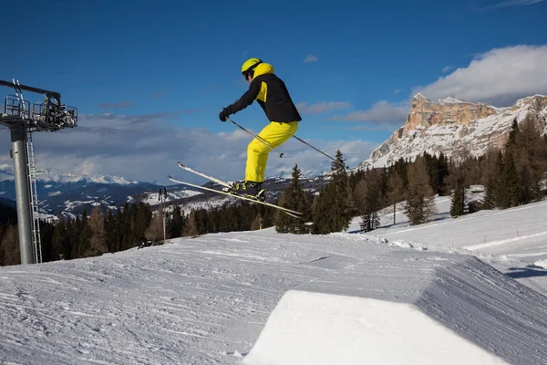 Sciatore Azione Salto Con Gli Sci Nello Snowpark Montagna — Foto Stock