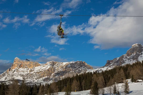 Skifahrer Sessellift Berg Einem Sonnigen Tag — Stockfoto