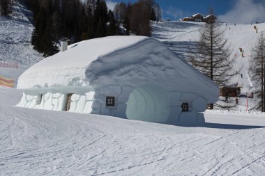 Dondurulmuş Ev Ttunnel, Snowpark Dolomites Alp Dağları'nda şeklinde.