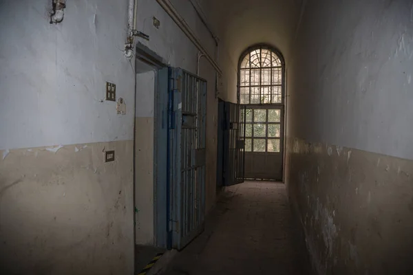 Long Corridor White Worn Walls Prison — Stock Photo, Image