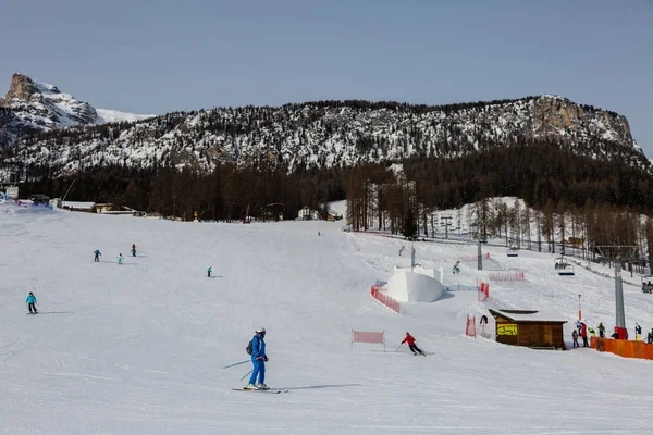 Piste Ski Ensoleillée Dans Les Alpes Dolomites Italiennes — Photo