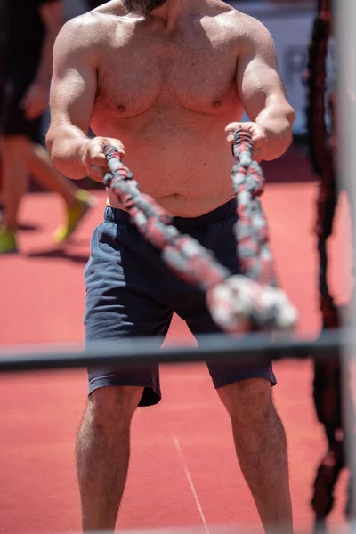 Sportler Beim Fitnesstraining Freien Mit Seil — Stockfoto