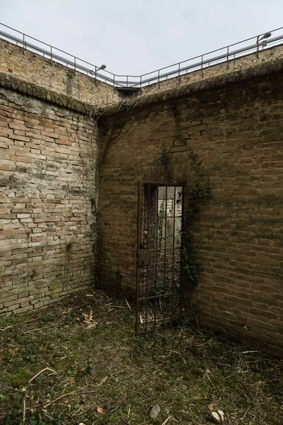 Patio Descuidado Una Vieja Prisión Llena Malezas Células — Foto de Stock