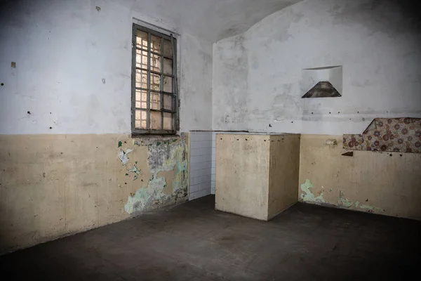 在旧监狱里有厕所的空房间 — 图库照片