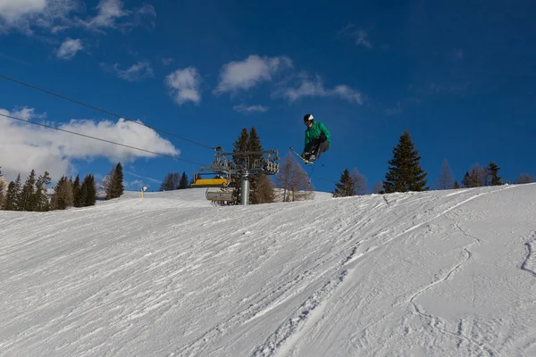 Kayakçı Eylem Kayak Dağ Snowpark Atlama — Stok fotoğraf