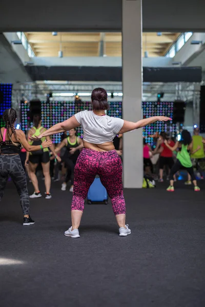 Dicke Mädchen Beim Fitnesstraining Fitnessstudio Workout Mit Musik — Stockfoto