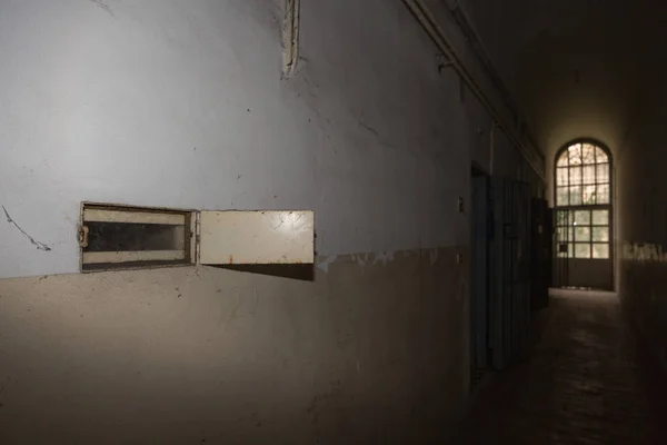 帕尔马 意大利 2018年3月 在旧监狱破旧的墙壁窥视孔 — 图库照片