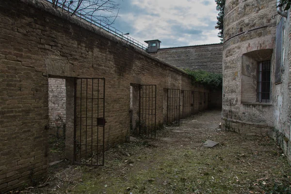 帕尔马 意大利 2018年3月 破旧的庭院一个老监狱充满杂草和细胞 — 图库照片