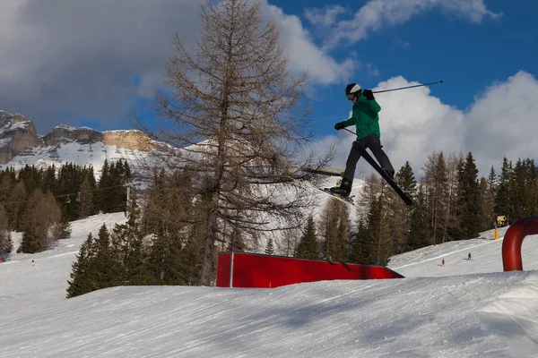 Skieur Action Saut Ski Dans Snowpark Montagne — Photo