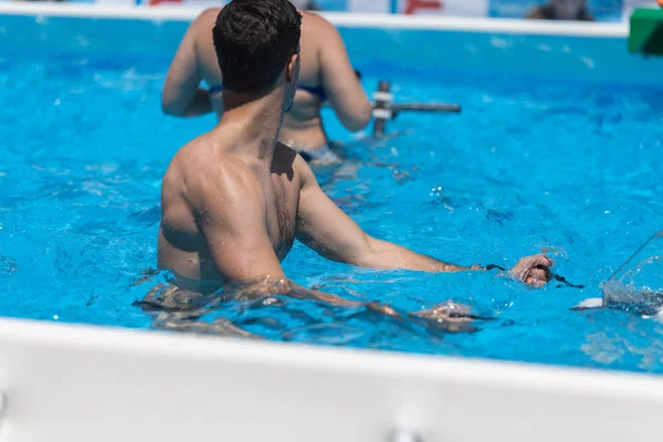 Rimini Italien Juni 2018 Junge Macht Wassergymnastik Mit Fitnessgeräten Freibad — Stockfoto