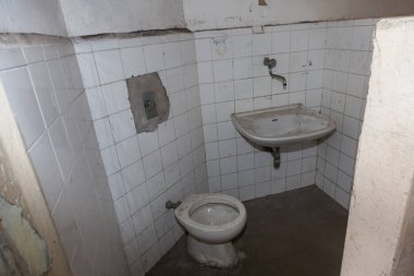 Eski bir hapishane tuvalete boş oda.