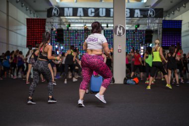 Rimini, İtalya - Haziran 2018: şişman kız Fitness salonunda sınıfında yapıyor: egzersiz müzik ile.