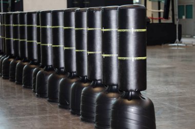 Grup siyah kum torbası kickboks ve Fitness Egzersiz.