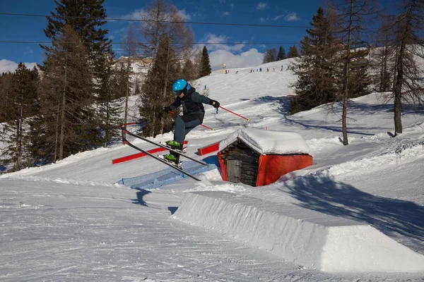 Esquiador Ação Salto Esqui Parque Neve Montanha — Fotografia de Stock