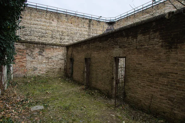 Pátio Desleixado Uma Antiga Prisão Cheia Ervas Daninhas Células — Fotografia de Stock