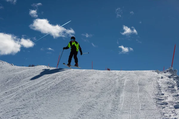 Jähriger Skifahrer Hat Spaß Beim Skifahren Den Italienischen Dolomiten — Stockfoto