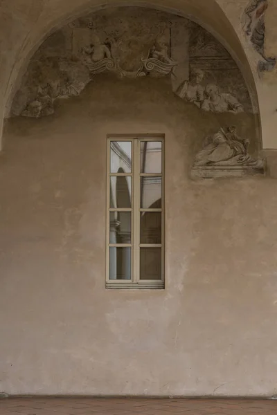 Арка Колони Внутрішній Дворик Відбивається Скла Вікна — стокове фото