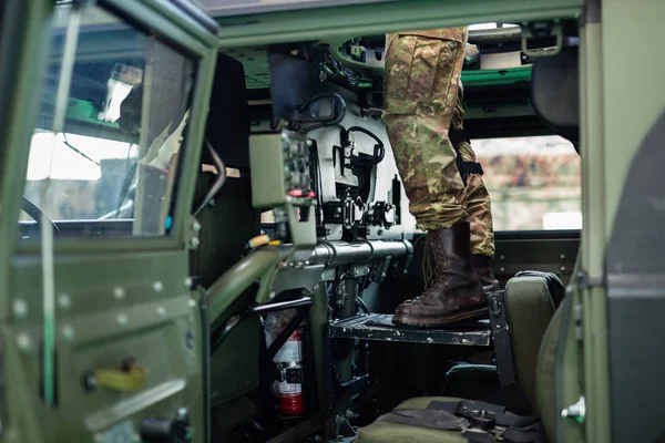 Visa Soldat Som Står Inne Det Militära Fordonet — Stockfoto