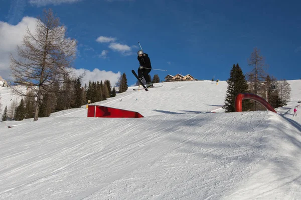 Kayakçı Eylem Kayak Dağ Snowpark Atlama — Stok fotoğraf