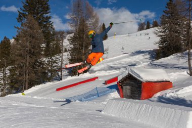 Kayakçı eylem: kayak dağ Snowpark atlama.