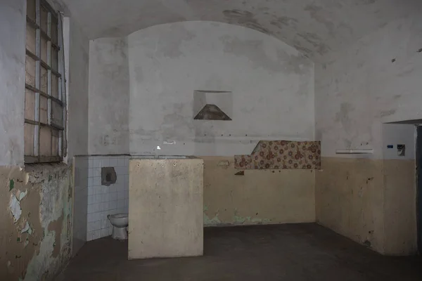 在旧监狱里有厕所的空房间 — 图库照片