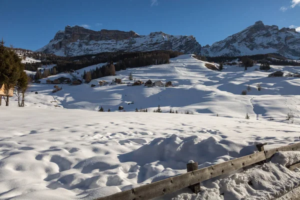 Case Legno Montagne Neve Fresca Europa Dolomiti Alpi Inverno — Foto Stock