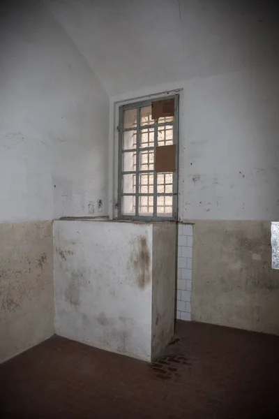 Пустая Комната Туалетом Старой Тюрьме — стоковое фото