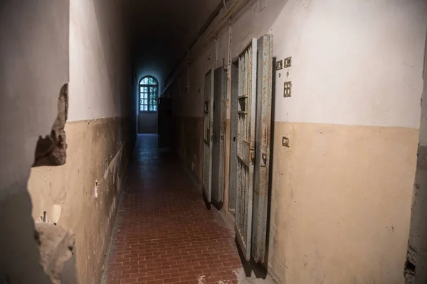 长走廊和白色和破旧的监狱墙壁 — 图库照片