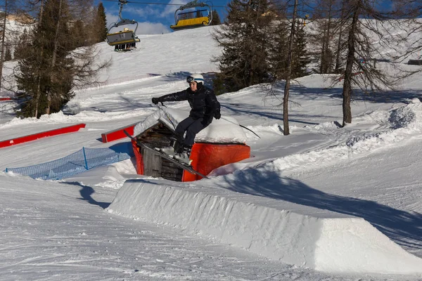Sciatore Azione Salto Con Gli Sci Nello Snowpark Montagna — Foto Stock