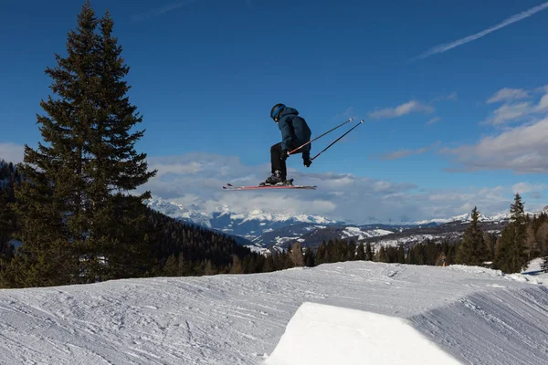 Esquiador Acción Salto Esquí Snowpark Montaña — Foto de Stock