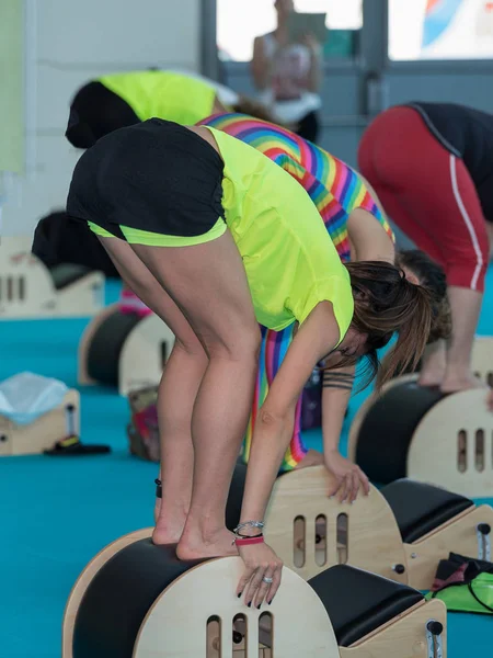 Rimini Italien Juni 2018 Mädchen Sportbekleidung Machen Fitnessübungen Auf Einer — Stockfoto