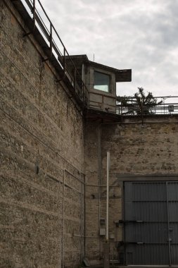 Bir eski hapishane ve gözetleme kulesi.