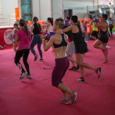 Rimini, İtalya - Haziran 2018: Grup kızlar vasıl jimnastik salonu: Fitness Egzersiz müzik ile.