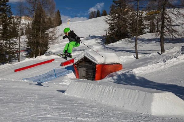 Kayakçı Eylem Kayak Dağ Snowpark Atlama — Stok fotoğraf