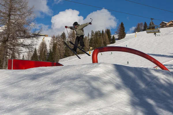 Kayakçı Eylem Kayak Dağ Snowpark Atlama — Stok fotoğraf