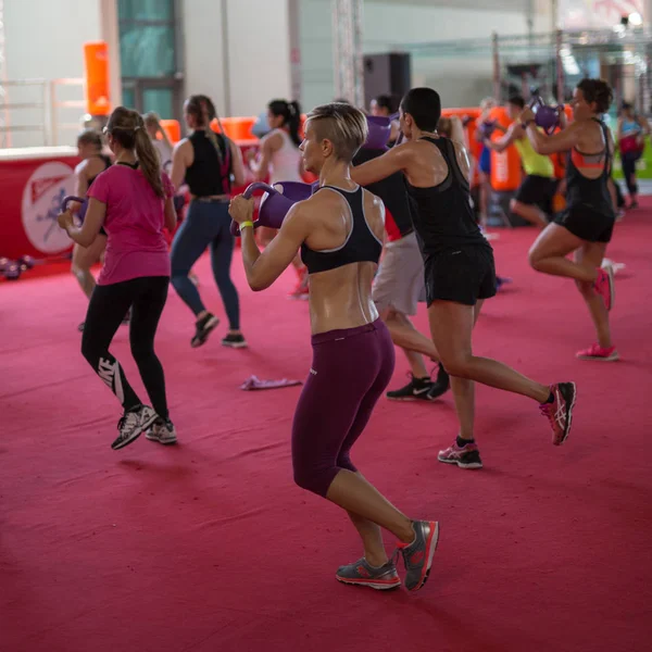 Rimini Itálie Červen 2018 Skupina Dívek Tělocvičně Fitness Cvičení Hudbou — Stock fotografie