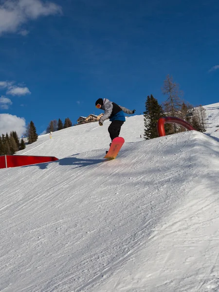 Snowboarder Azione Saltare Nello Snowpark Montagna — Foto Stock