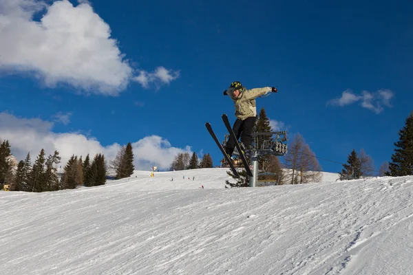 Sciatore Azione Salto Con Gli Sci Nello Snowpark Montagna — Foto Stock