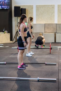 Vücut geliştirme ve sağlıklı yaşam konsepti: Sportswomen egzersiz jimnastik salonu Barbell ile