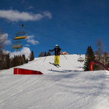 Kayakçı eylem: kayak dağ Snowpark atlama.