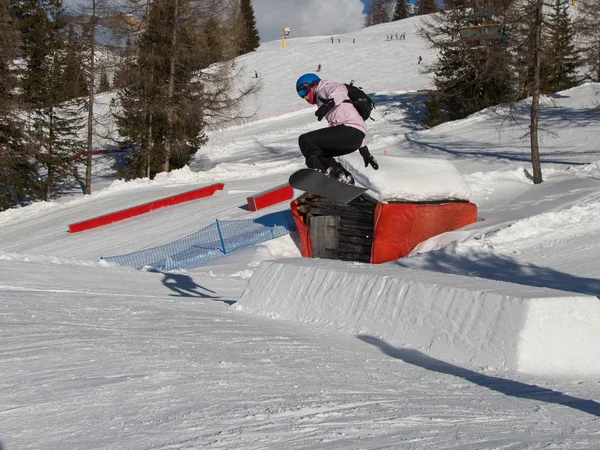 Snowboarder Azione Saltare Nello Snowpark Montagna — Foto Stock