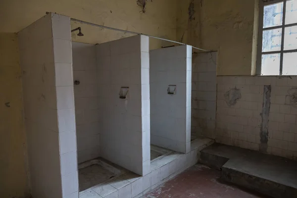Zřícené Sprchy Místnosti Dekadentní Věznice — Stock fotografie