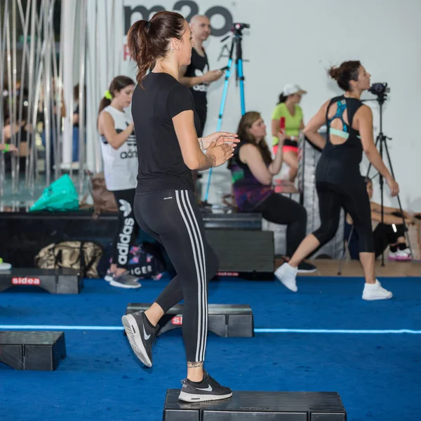 Trening Fitness Dziewczyny Robienie Ćwiczeń Klasie Siłowni Platformy Krok — Zdjęcie stockowe